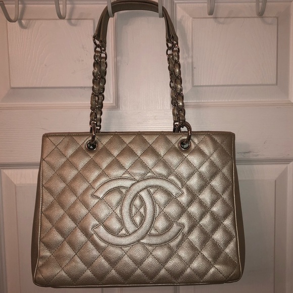 CHANEL 💯% AUTHENTIC pearly lite gold GST tote bag - Picture 2 of 7